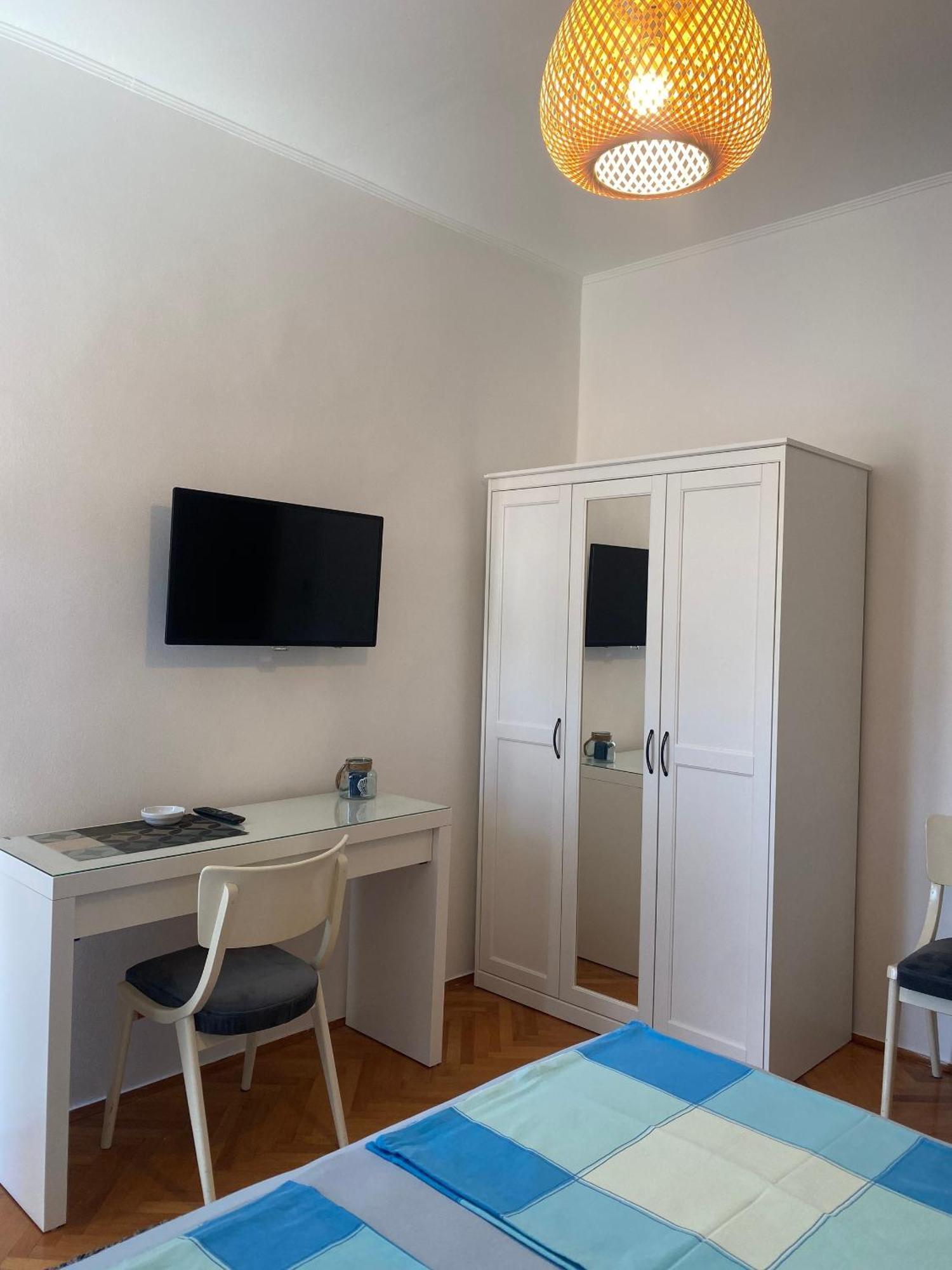 Apartments And Rooms By The Sea Barbat, Rab - 4973 Rab Town Room photo